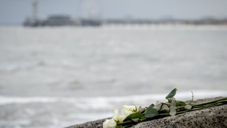 On peut voir des fleurs sur le Northern Harbor Head à Scheveningen, où cinq surfeurs sont morts après s'être retrouvés en difficulté dans une écume de mer « comparable à une avalanche » produite par des conditions orageuses aux Pays-Bas le 13 mai 2020. (Sem Van Der Wal/ANP/AFP via Getty Images)