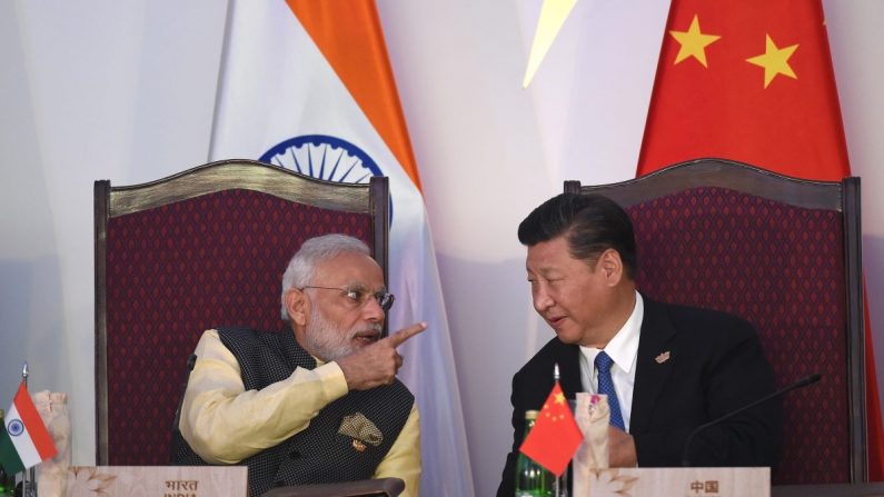 Le premier ministre indien Narendra Modi (à gauche) fait un geste lors de son entretien avec le président chinois Xi Jinping pendant la réunion des dirigeants du BRICS avec le conseil des entreprises du BRICS à l'hôtel Taj Exotica de Goa, le 16 octobre 2016. (PRAKASH SINGH/AFP/Getty Images)