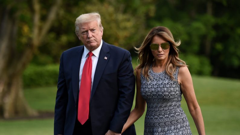 Le président américain Donald Trump et la première dame Melania Trump traversent la pelouse sud à leur retour à la Maison-Blanche à Washington le 27 mai 2020. (Olivier Douliery/AFP via Getty Images)