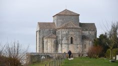 Charente-Maritime : des habitants entretiennent les pelouses publiques pendant le confinement, le maire porte plainte