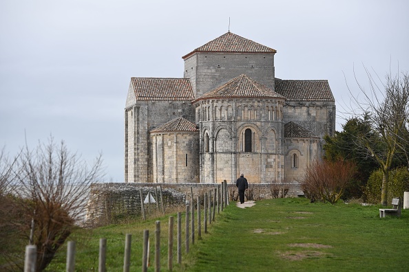 Vue de l'église Saint-Radegonde de Talmont-sur-Gironde. Crédit : XAVIER LEOTY/AFP via Getty Images.