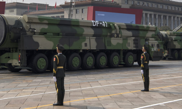 Les nouveaux missiles balistiques intercontinentaux DF-41 de l'armée chinoise ont été présentés lors du défilé militaire tenu le 1er octobre 2019 à la place Tiananmen à Pékin, à l’occasion du 70e anniversaire de la prise de pouvoir en Chine par le Parti communiste. (Kevin Frayer/Getty Images) 