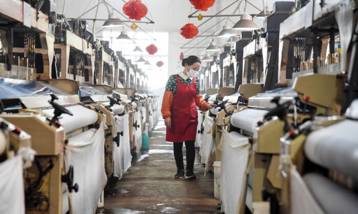 Un employée travaille dans une usine textile à Handan, dans la province du Hebei, au nord de la Chine, le 29 avril 2020. (STR/AFP via Getty Images)