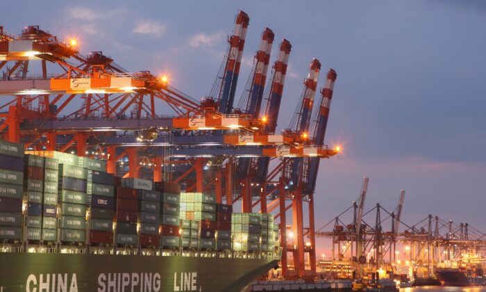 Un navire porte-conteneurs de la China Shipping Line est chargé au principal port à conteneurs de Hambourg, en Allemagne, le 13 août 2007. (Sean Gallup/Getty Images)