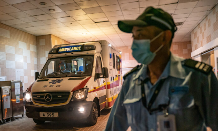 Un agent de sécurité monte la garde alors qu'une ambulance arrive avec un patient au Centre des maladies infectieuses de l'hôpital Princess Margaret à Hong Kong le 22 janvier 2020. (Anthony Kwan/Getty Images)