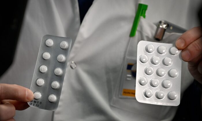 L'hydroxychloroquine et les comprimés de chloroquine sont présentés à l'IHU Institut d'Infection Méditerranée à Marseille, France, le 26 février 2020. (Gérard Julien/AFP via Getty Images)