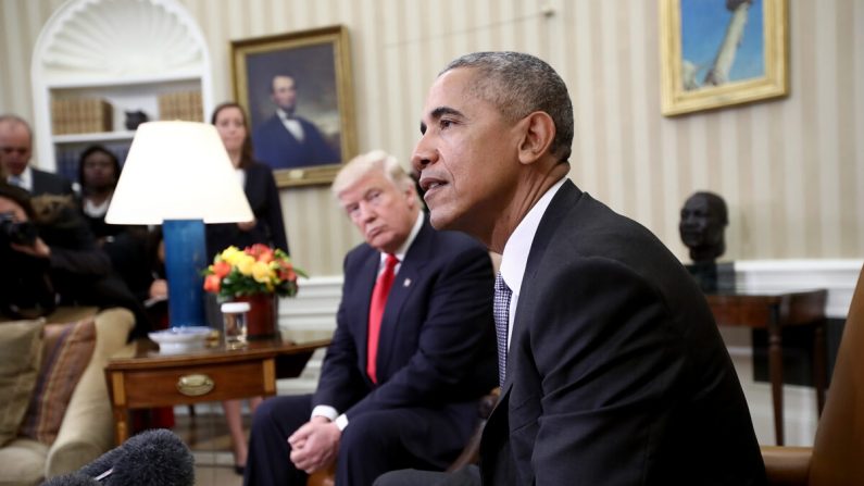 Le président américain élu Donald Trump écoute le discours du président américain Barack Obama lors d'une réunion dans le Bureau ovale à Washington le 10 novembre 2016. (Saul Loeb/Pool/Getty Images)