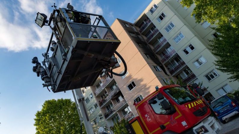 L’appartement a été ravagé par les flammes et les fumées s’échappant du brasier ont fortement incommodé les résidents situés dans les étages supérieurs de l’immeuble. Crédit : Alain Humbert, communication du Service d’incendie et de secours de Seine-et-Marne (SDIS77). 