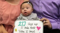 « Nous aurions manqué quelque chose » : des parents adoptent un bébé autiste atteint de trisomie 21 malgré leurs craintes