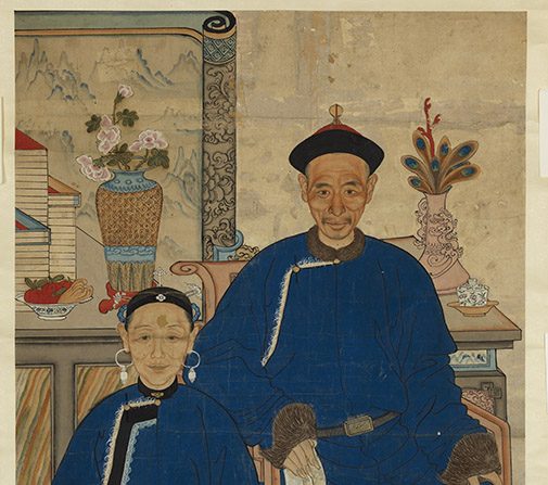 Le portrait d’un couple d’ancêtres inclut une image d’un enfant tourné vers la femme, qui est un symbole de fertilité ; Dynastie Qing (1644-1911), par un artiste inconnu. Rouleau suspendu, encre et couleur sur papier ; 54 ½ pouces par 30 ½ pouces (musée royal de l’Ontario 1993)