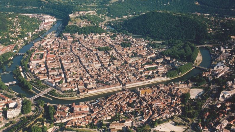 Vue aérienne de Besancon, de la Boucle du Doubs et de la Citadelle de Besancon - Wikipedia - Photo JP TUPIN - Ville de Besançon - Libre de Droit file:///C:/Users/charles/Downloads/besan%C3%A7on.jpg