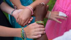 Une fillette de 9 ans et ses amis ont récolté près de 100.000$ en vendant des bracelets pour aider les entreprises afro-américaines