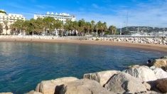 Cannes : les plages désinfectées à l’eau oxygénée pour leur réouverture
