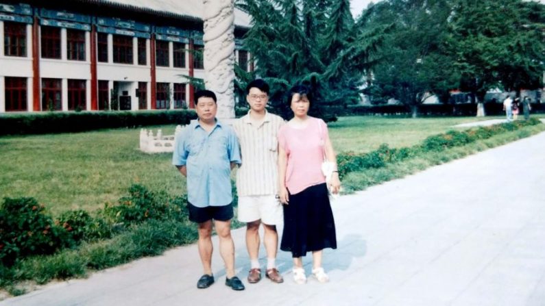  Cheng Wan (au centre) avec ses parents à Pékin avant de partir étudier à l'étranger aux États-Unis. (Avec l'aimable autorisation de Cheng Wan) 