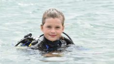 Une écolière courageuse est la «plus jeune au monde» à nager avec des requins sans cage