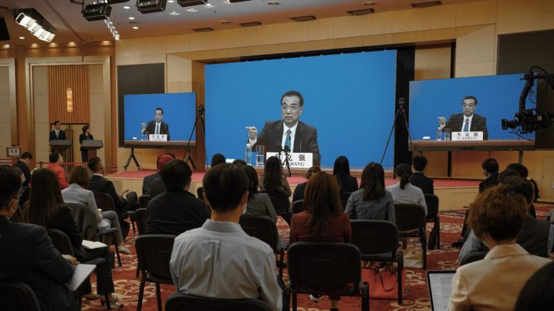 Le Premier ministre chinois Li Keqiang s'exprime lors de la conférence de presse vidéo depuis le Grand Hall du peuple après la clôture de la réunion législative annuelle à Pékin, en Chine, le 28 mai 2020. (Andrea Verdelli/Getty Images)