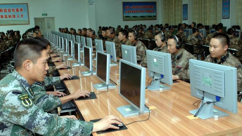 Des soldats chinois travaillent sur des ordinateurs. Les cyber-attaques menées par le régime chinois contre les États-Unis se poursuivent malgré les cyber-accords. (mil.huanqiu.com)
