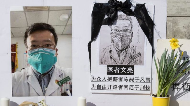 Un mémorial pour le Dr Li Wenliang, qui a révélé l'existence du virus du PCC ayant pris naissance à Wuhan, en Chine, et qui a causé la mort du médecin dans cette ville, photographié devant le campus de l'UCLA à Westwood, en Californie, le 15 février 2020. (Mark Ralston/AFP via Getty Images) 