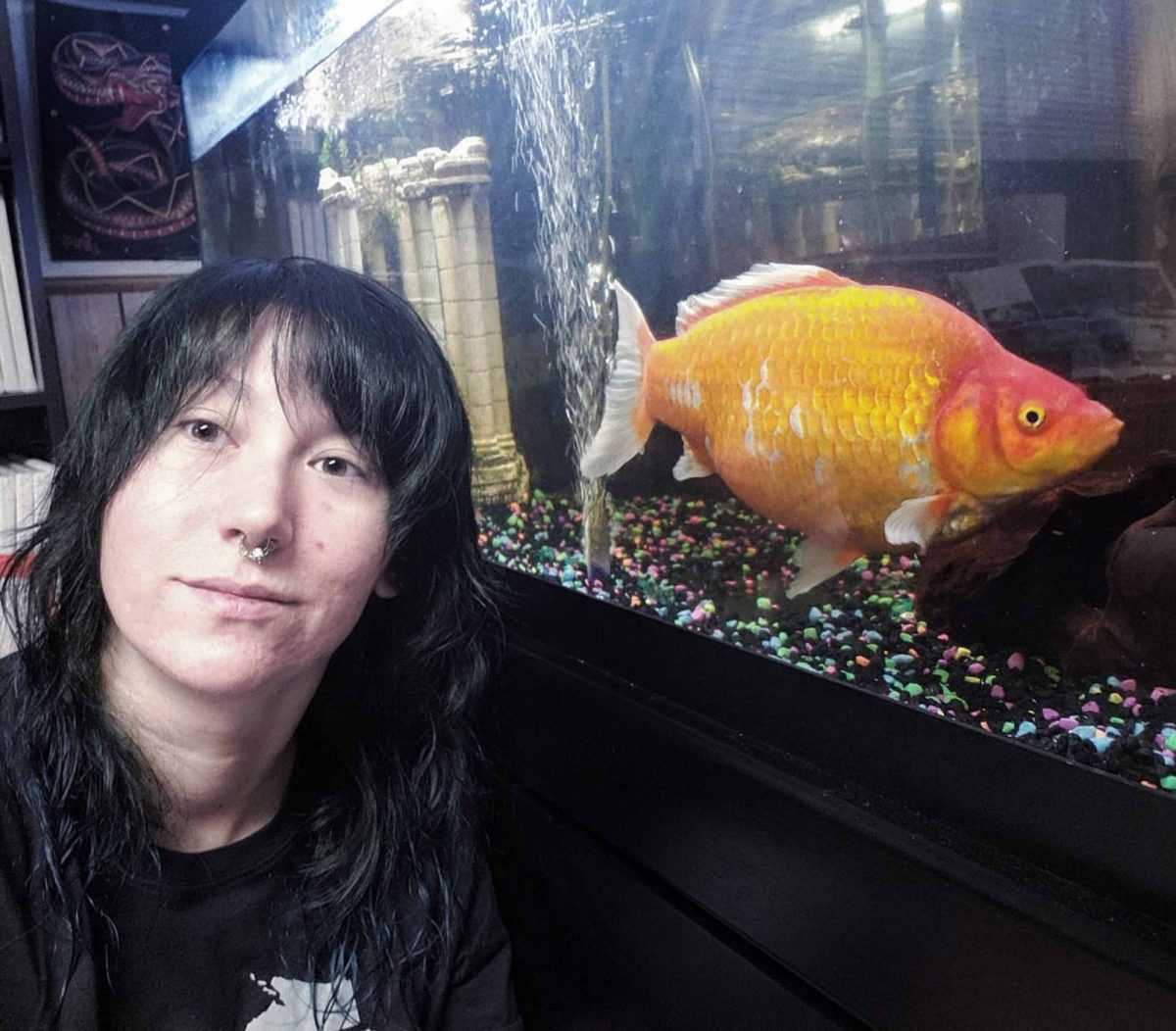 Une femme étonnée que son petit poisson rouge se soit transformé