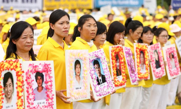 Des pratiquants de Falun Gong commémorent les pratiquants persécutés à mort par le régime chinois, lors d'une marche sur l'avenue Pennsylvania à Washington, D.C. le 20 juin 2018. (Samira Bouaou/The Epoch Times)