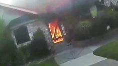 Un éboueur brise une porte et sauve un couple de personnes âgées dans l’incendie de leur maison