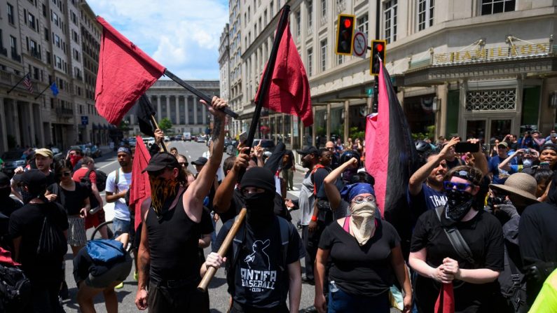 Les membres d'Antifa marchent lors du rassemblement « Exigez la liberté d'expression » à Washington, le 6 juillet 2019. (Andrew Caballero-Reynolds//AFP/Getty Images)