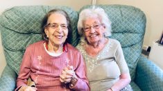 Amies depuis près de 80 ans, elles se sont rencontrées à l’école primaire et vivent maintenant ensemble dans une maison de soins pour personnes âgées