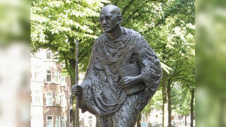 Statue de Ghandi à Amsterdam prise en 2005 - Par w:nl:Gebruiker:Evanherk — nl:Afbeelding:Gandhi_churchilllaan.jpg, CC BY-SA 3.0, https://commons.wikimedia.org/w/index.php?curid=183787
