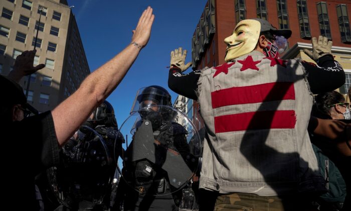 Des manifestants affrontent les forces de l'ordre lors d'une manifestation dans le centre-ville de Washington le 1er juin 2020. (Drew Angerer/Getty Images)