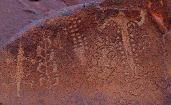 -Illustration- Des gravures rupestres aborigènes anciennes, des tas de roches rouges qui caractérisent la région sont le site de peut-être un million de gravures rupestres aborigènes vieux de plusieurs milliers d'années. Photo GREG WOOD / AFP via Getty Images.