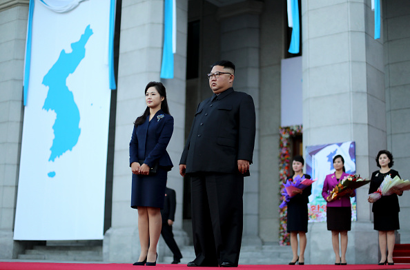 -Le chef de la Corée du Nord Kim Jong Un et son épouse Ri Sol Ju attendent le président sud-coréen le 18 septembre 2018 à Pyongyang, Corée du Nord. Photo de Pyeongyang Press Corps / Pool / Getty Images.