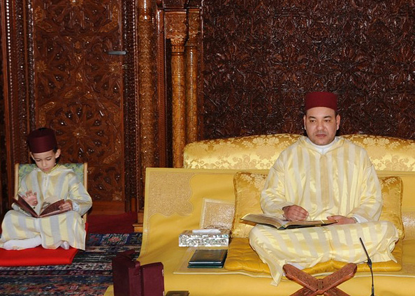 -Le roi du Maroc Mohamed VI et son fils le prince héritier Moulay Hassan sont assis lors d'une cérémonie de commémoration marquant le 11e anniversaire de la mort du roi Hassan II à Rabat le 26 mars 2010. Photo LINH / AFP via Getty Images.