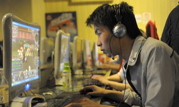 Un Chinois joue à des jeux en ligne dans un café Internet à Pékin, en Chine, le 27 février 2010. (Liu Jin/AFP/Getty Images)