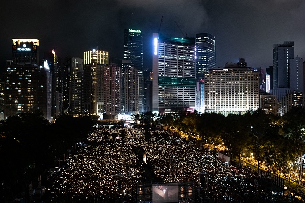 Veillée à Victoria Park, Hong Kong, le 4 juin 2019, pour commémorer le 30e anniversaire des évènements de Tiananmen 1989. (PHILIP FONG/AFP via Getty Images)