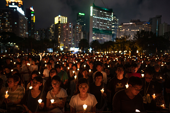 -Illustration- Les gens tiennent des bougies alors qu'ils participent à une veillée aux chandelles au Victoria Park le 4 juin 2019 à Hong Kong, Chine. Une veillée aux chandelles à Hong Kong commémorant le 30e anniversaire du massacre de la place Tiananmen. Photo par Anthony Kwan / Getty Images.