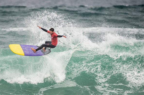 -Illustration-Le Péruvien Benoit Clemente participe au tour de surf longboard masculin, lors des Jeux panaméricains de Lima 2019 sur la plage de Punta Rocas à Lima le 31 juillet 2019. Photo par Ernesto BENAVIDES / AFP via Getty Images.