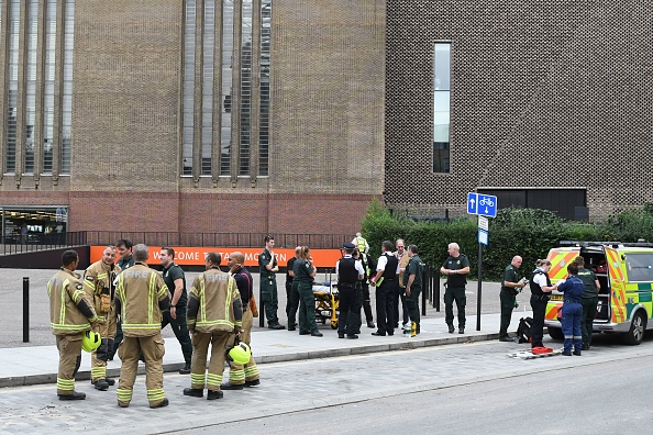 Des policiers, des ambulanciers et des pompiers devant la galerie Tate Modern à Londres le 4 août 2019. (Photo : DANIEL SORABJI/AFP via Getty Images)