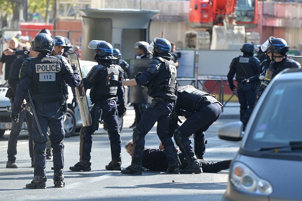 L'abandon de la technique de "l'étranglement" annoncé par Christophe Castaner a suscité la colère des policiers.  (Photo : LUCAS BARIOULET/AFP via Getty Images)