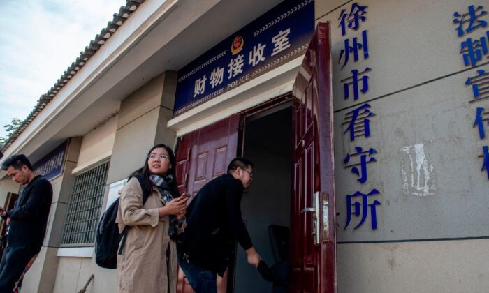 Xu Yan, épouse de l'avocat des droits de l'homme Yu Wensheng, entre dans un bureau du centre de détention de la ville de Xuzhou, dans la province du Jiangsu, en Chine, le 30 octobre 2019. (Nicolas Asfouri/AFP via Getty Images)