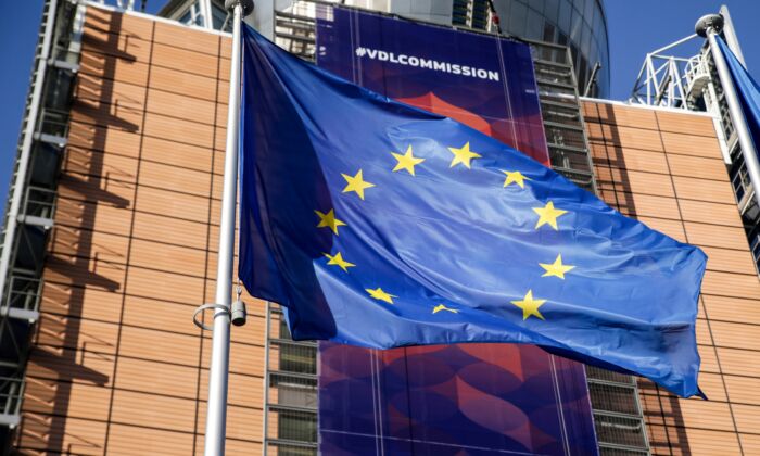Un drapeau de l'Union européenne flotte devant le siège de la Commission européenne à Bruxelles le 3 décembre 2019. (Aris Oikonomou/AFP via Getty Images)