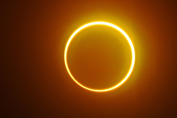 -Illustration-La lune se déplace devant le soleil dans une rare éclipse solaire de "ceinture de feu" vue dans le sud de l'île de Mindanao, le 26 décembre 2019. Photo de Ferdinandh CABRERA / AFP via Getty Images.