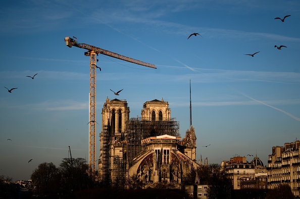 -Le démontage de l'échafaudage de la flèche de Notre-Dame de Paris, commencera lundi. La cathédrale Notre-Dame de Paris, a été partiellement détruite lorsque le feu s'est déclaré sous le toit le 15 avril 2019. Photo de Philippe LOPEZ / AFP via Getty Images.