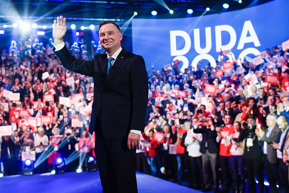 - Le président de la Pologne, Andrzej Duda salue les partisans avant de prononcer un discours lors du lancement officiel de la campagne présidentielle le 15 février 2020 à Varsovie, Pologne. Photo par Omar Marques / Getty Images.