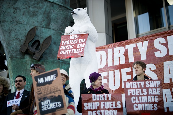 -Illustration-Des militants manifestent devant l'Organisation maritime internationale à Londres le 17 février 2020 contre la pollution dans l'Arctique due à l'industrie mondiale. Photo de TOLGA AKMEN / AFP via Getty Images.