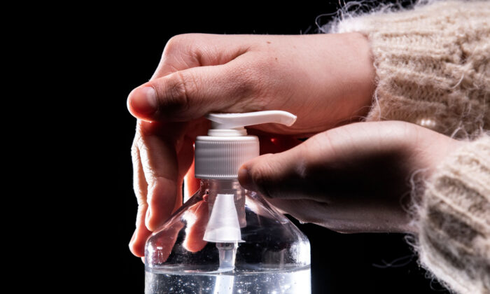 En pleine propagation du virus du PCC, ou Covid-19, une personne utilise un flacon de désinfectant hydro-alcoolique pour les mains à Paris, France, le 5 mars 2020, (Lionel Bonaventure/AFP via Getty Images)