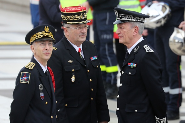 (g à d) Le préfet de police de Paris Didier Lallement, le directeur général de la Gendarmerie nationale Christian Rodriguez et le directeur général de la Police nationale Frédéric Veaux lors d'une cérémonie en hommage des victimes du terrorisme le 11 mars 2020 sur l'Esplanade du Trocadéro à Paris. (Photo LUDOVIC MARIN/AFP via Getty Images)