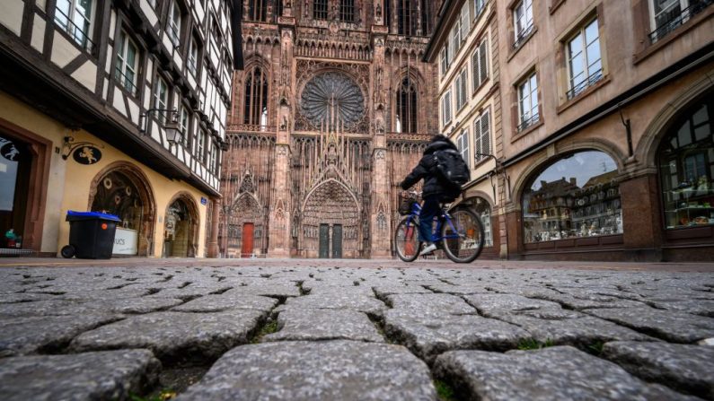 Cycliste à Strasbourg (Photo by PATRICK HERTZOG/AFP via Getty Images)