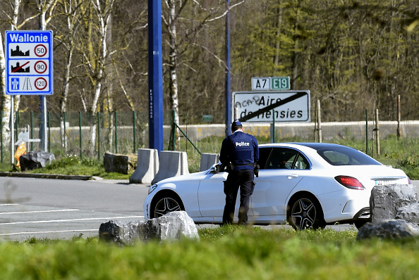 La police belge contrôle les autorisations d'accès des conducteurs entre la Belgique et la France. (Photo : FRANCOIS LO PRESTI/AFP via Getty Images)