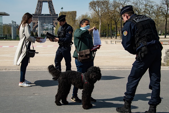 Contrôle de police à Paris pendant le confinement. (Photo : BERTRAND GUAY/AFP via Getty Images)
