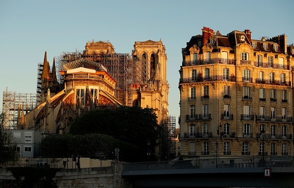 -Des ouvriers ont commencé à démonter l'intérieur de l'échafaudage de Notre-Dame de Paris. Photo de THOMAS COEX / AFP via Getty Images.